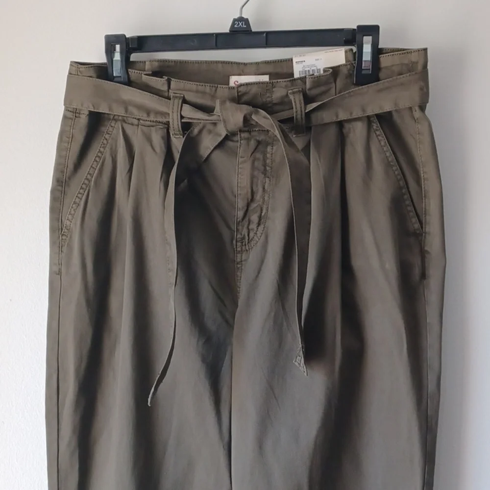 NWT - Size 11 green pants. "High-Rise Mom Pant". Light weight casual. Summer. - Picture 3 of 15